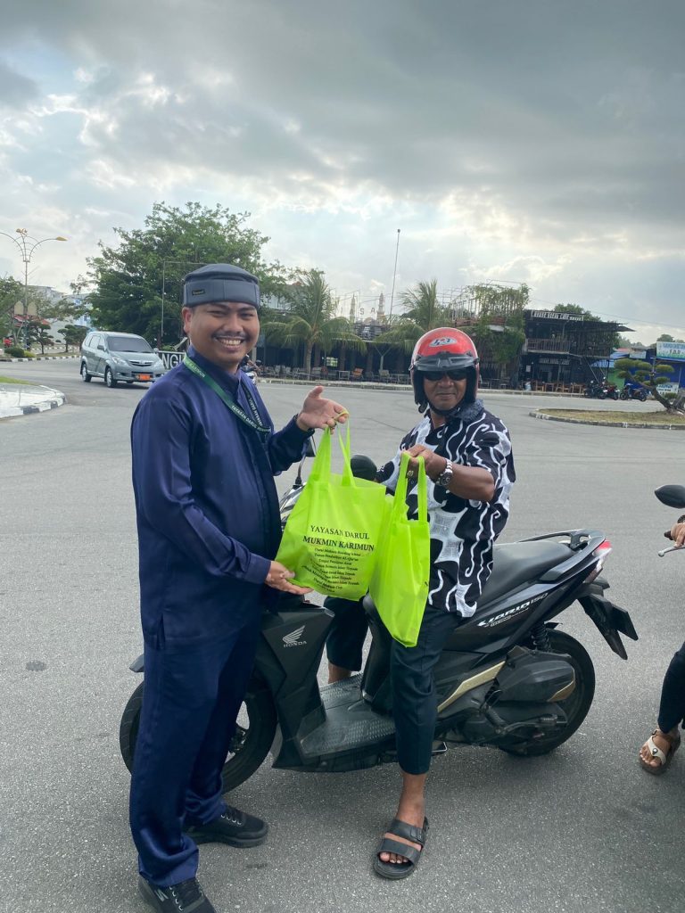 Yayasan Darul Mukmin Bagikan 434 Paket Takjil Kepada Pengendara di Dua Titik