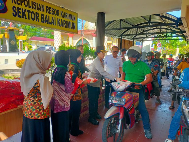 Kapolres Karimun Serahkan Sembako Untuk Ojek dan Porter Pelabuhan