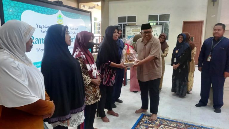 Yayasan Darul Mukmin Bagikan 101 Paket Sembako Untuk Warga Sekitar Yang Layak Menerima