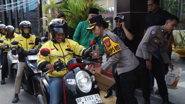Kapolres Karimun Serahkan Bantuan Sosial Untuk Komunitas Ojol